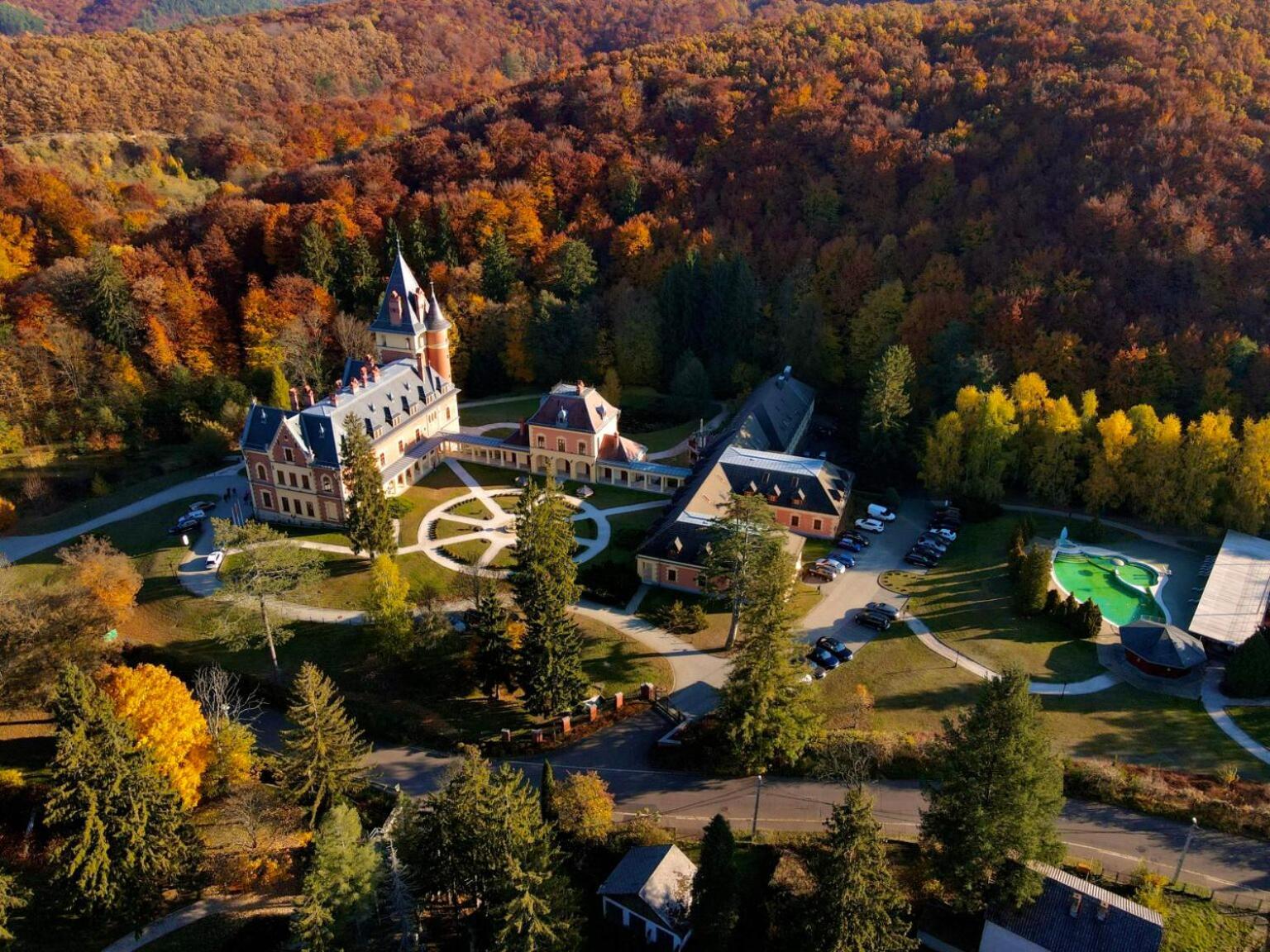 Kastelyhotel Sasvar Resort Парадшашвар Экстерьер фото