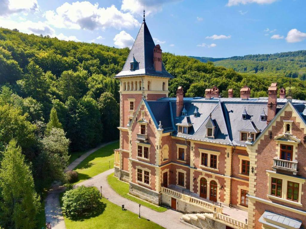 Kastelyhotel Sasvar Resort Парадшашвар Экстерьер фото